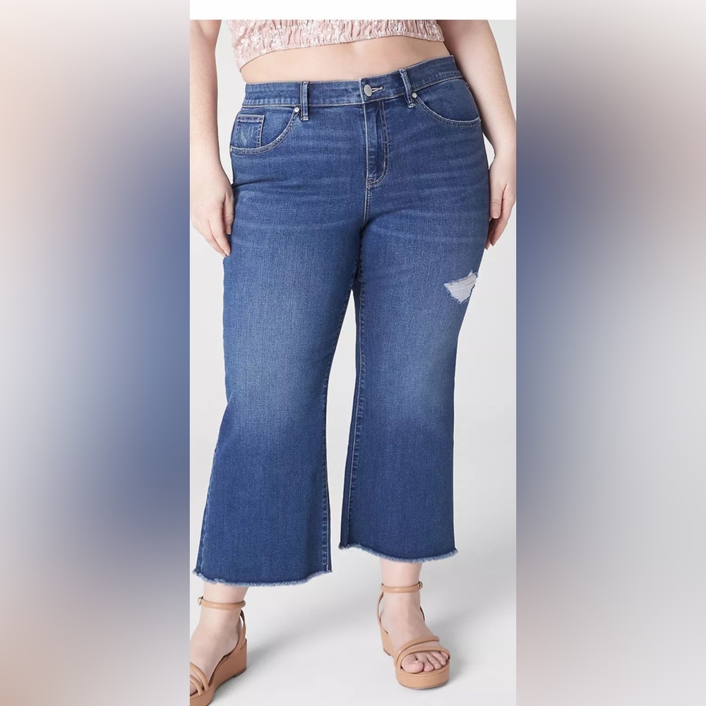 COPY - 🩷Lane Bryant Signature Fit Cropped Flare Jean!🩷